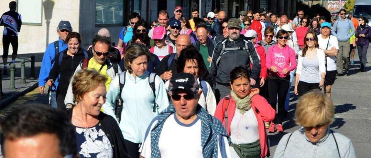 Participantes en &quot;A Cortegada polos Lombos do Ulla&quot;, la ruta desarrollada el domingo pasado en Vilagarcía. // Iñaki Abella