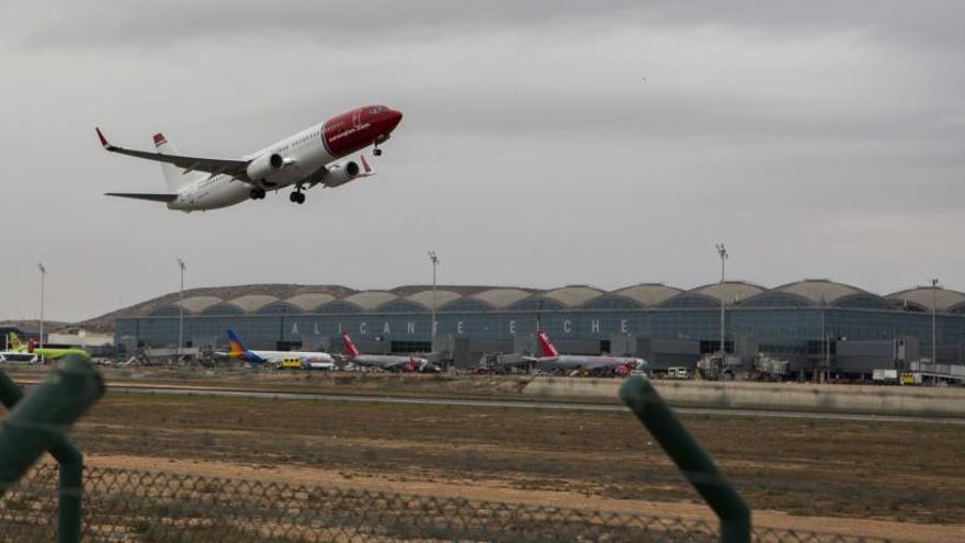 Avión despegando del aeropuerto.