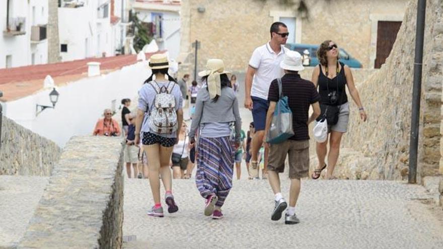 Turistas paseando por Dalt Vila.