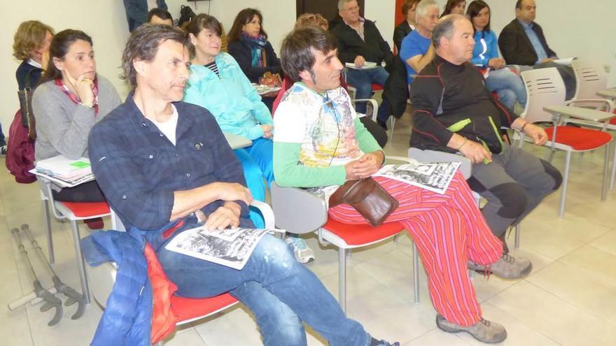 Los hospitaleros del Camino Primitivo asistentes a la reunión celebrada ayer en Tineo.