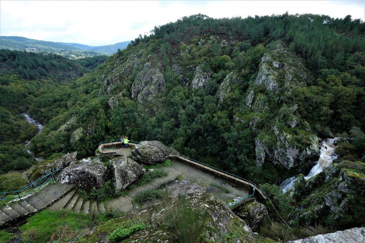 Mirador habilitado para observar la Fervenza do Toxa desde las alturas.
