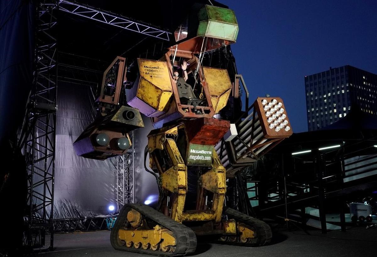 El cofundador de MegaBots Matt Oehrlein posa en la cabina del robot de lucha Iron Glory dyrante su presentación este viernes en Tokio, Japón.