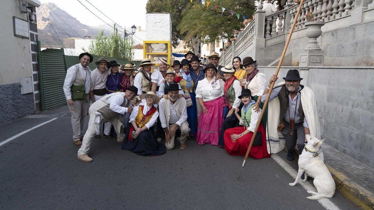 Romeros y romeras en el recorrido de la ofrenda a San Antonio El Chico de Mogán.