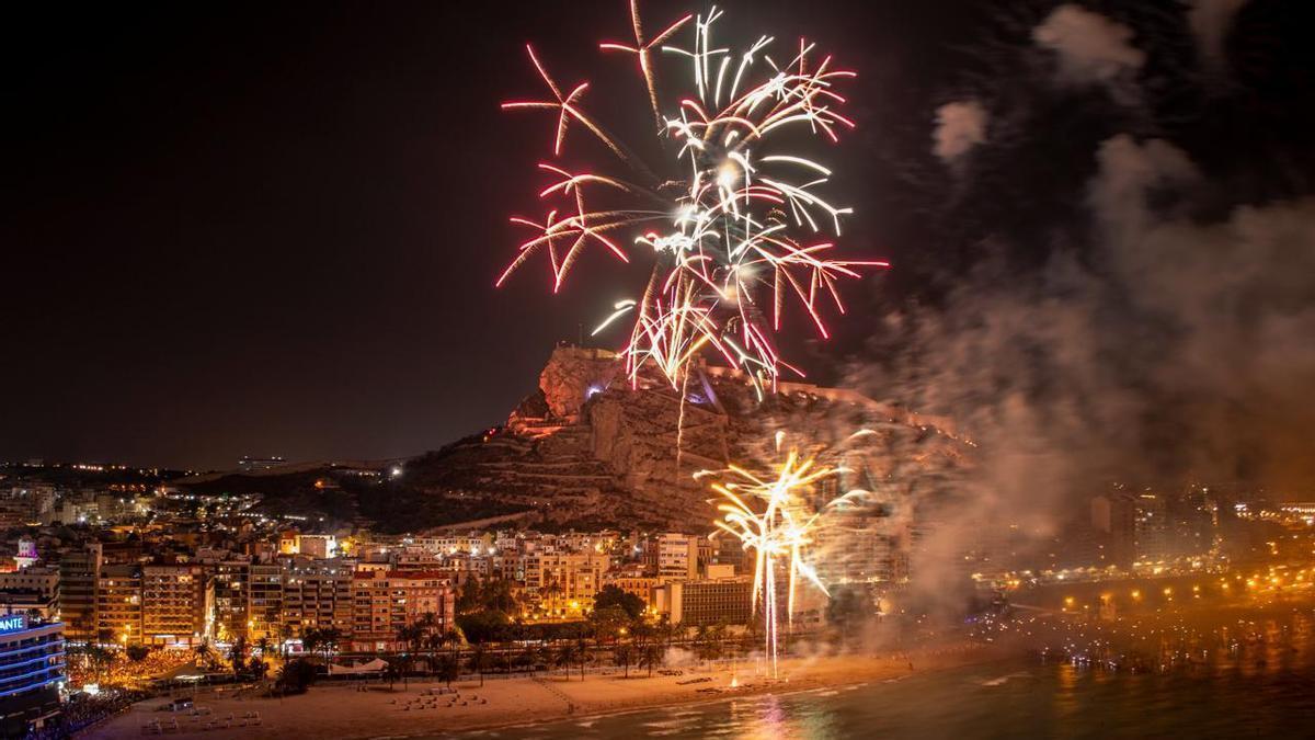 Alto Palancia resplandece en la penúltima noche de fuegos artificiales en el Postiguet