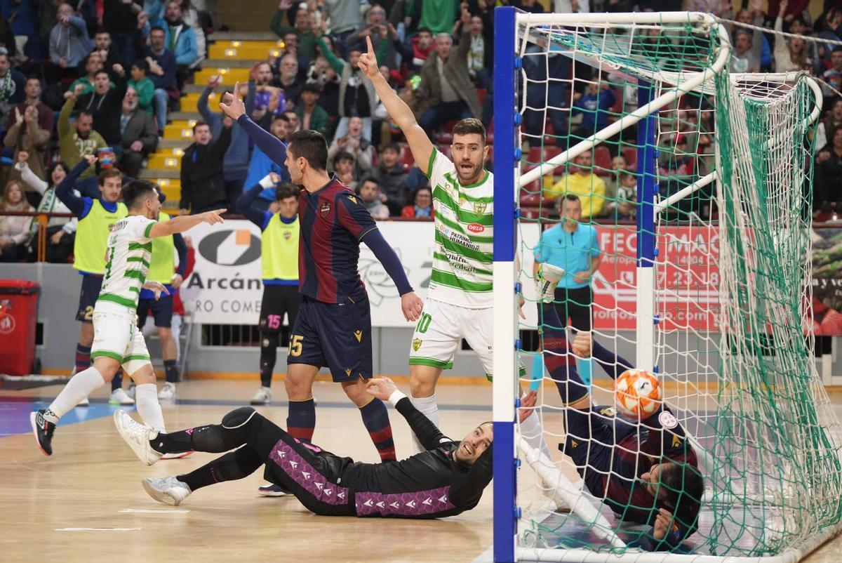 La acción del gol de Saura en el Córdoba Futsal-Levante en Vista Alegre.