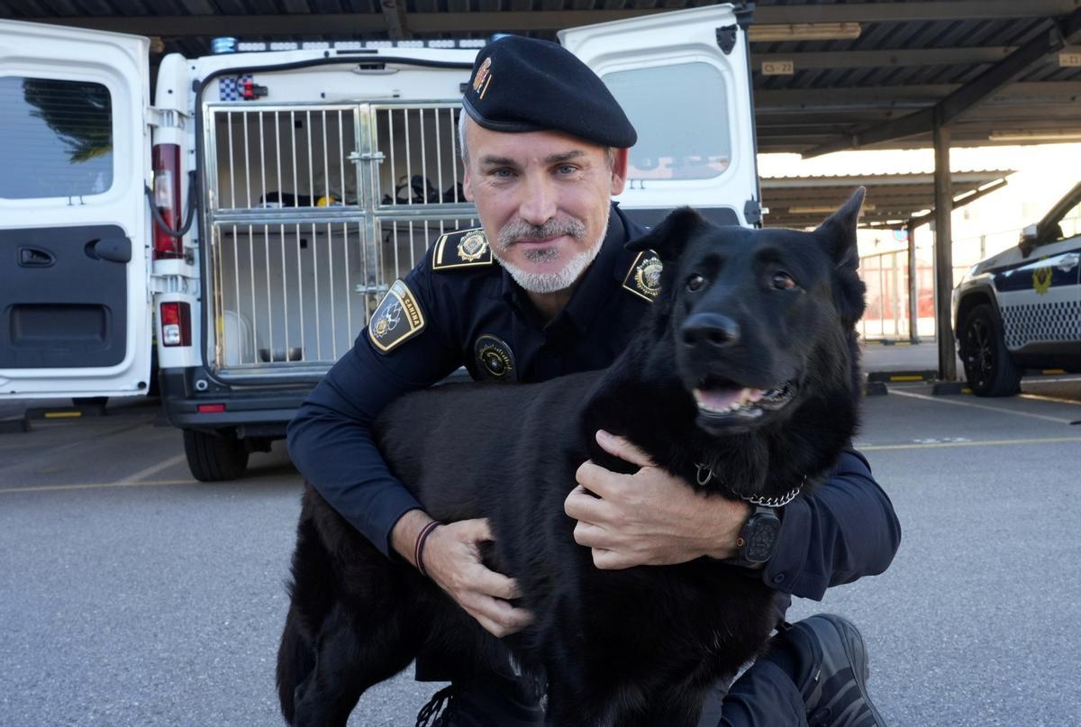 El oficial Jaime Belaire, junto a 'Wanda'.