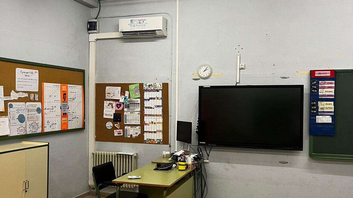 Una de las aulas con el aire acondicionado instalado.