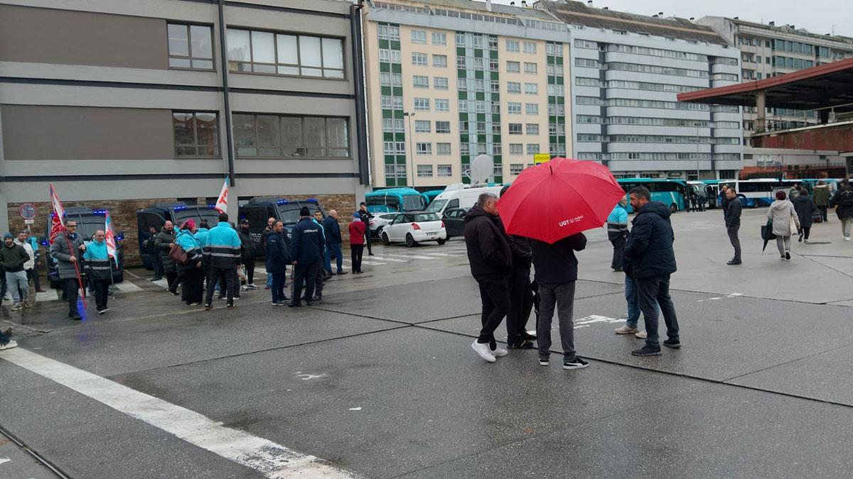 Concentración de trabajadores en la entrada de la estación de autobuses de A Coruña.