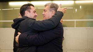 El abrazo de Xavi y Laporta