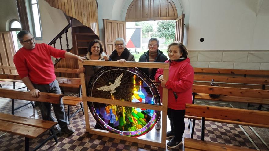 La colorista obra de arte que ya luce en la capilla de Cabanella (Navia)