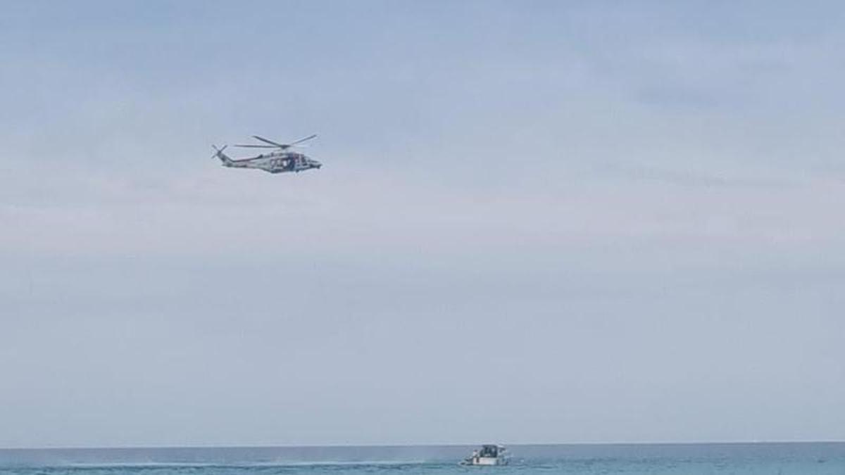 Un helicóptero de Salvamento Marítimo, ayer en el lugar del siniestro.