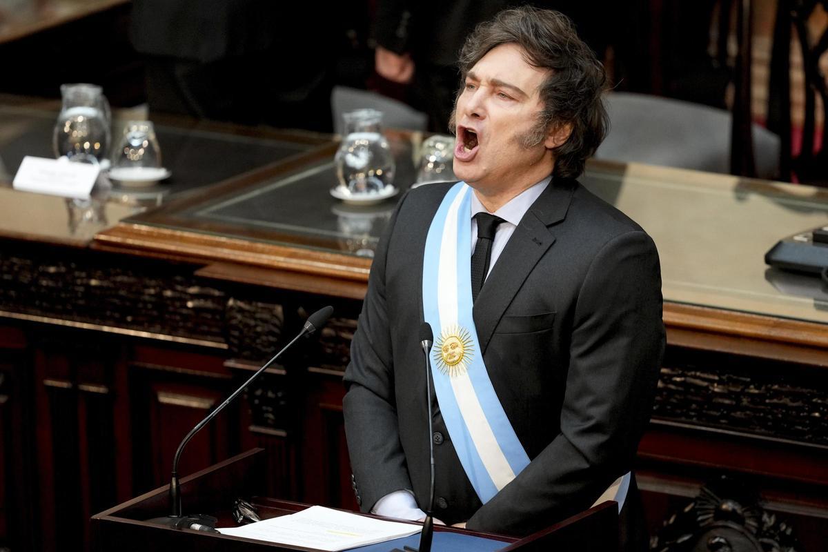 El presidente de Argentina, Javier Milei, canta el himno nacional antes de iniciar la presentación del presupuesto en el Senado, el pasado 15 de septiembre.