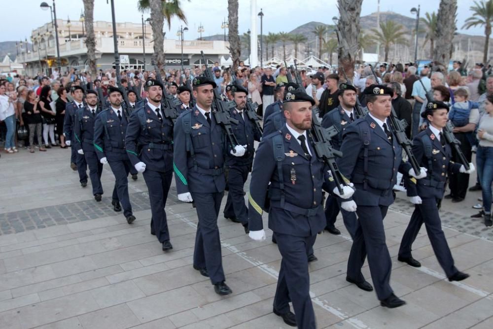 Honores a la bandera en el puerto