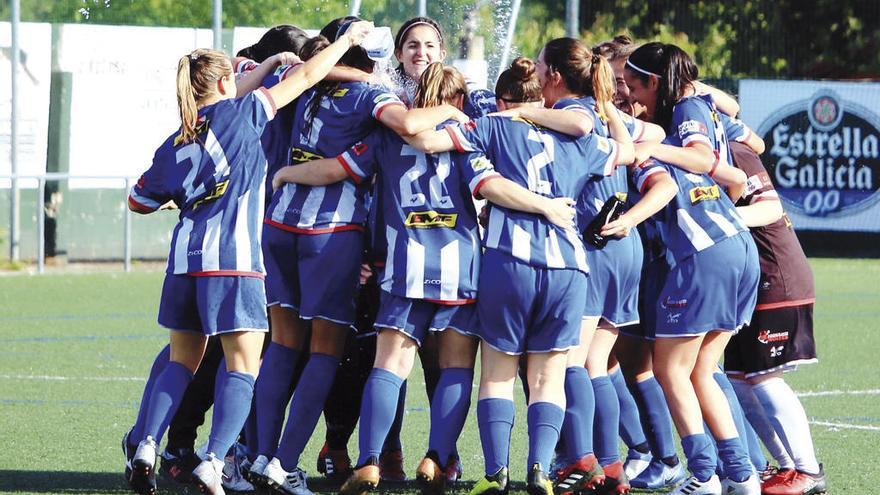 Las jugadoras del Valladares B celebran su ascenso.