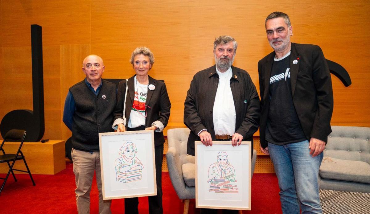 Os homenaxeados xunto ao concelleiro de Cultura, Demetrio Gómez (dereita). | FDV