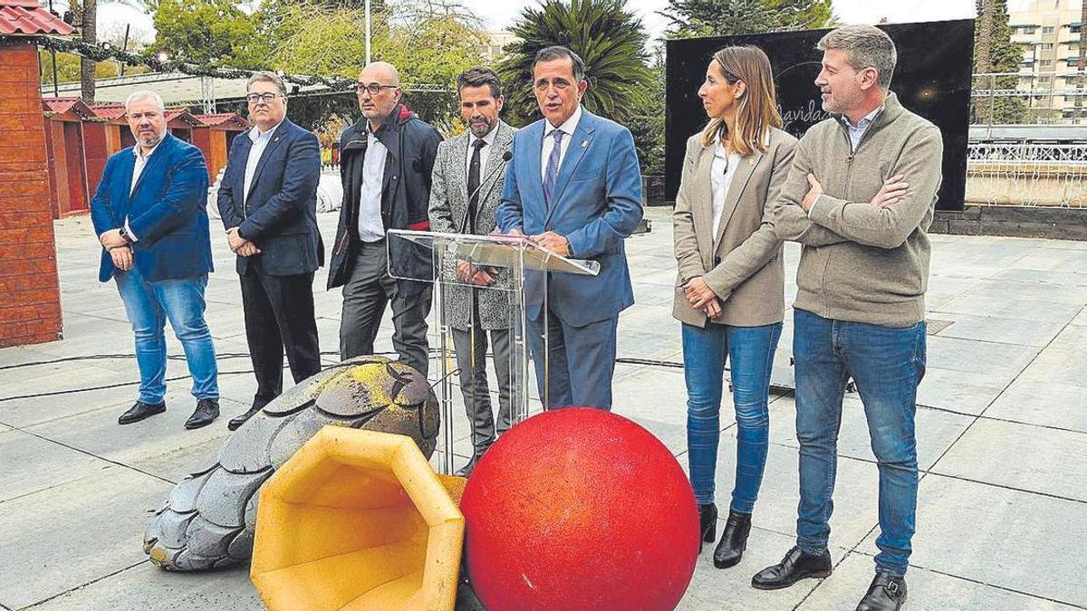 Serrano, junto a varios ediles, en la presentación de 'Navidad circular'.