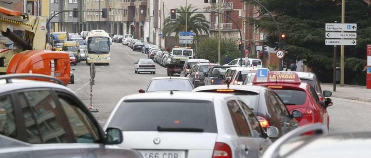 Tráfico denso en la avenida de Santa Apolonia.