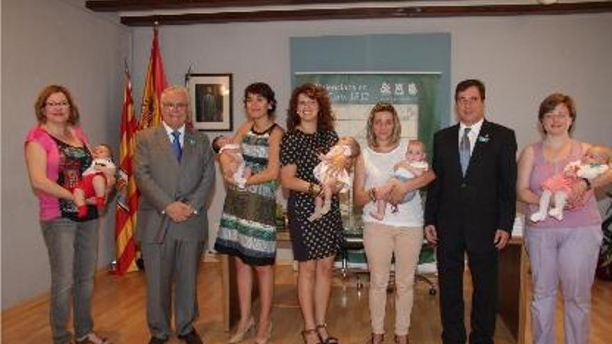 El titular de las Corts, Juan Cotino, ayer con cinco madres y sus bebés, en el acto de Benissa.