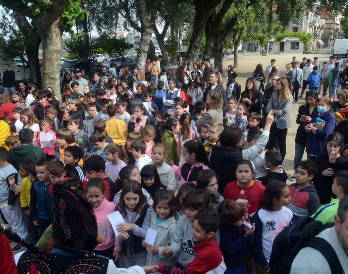 Numerosos estudantes déronse cita na Calzada. |  // NOÉ PARGA