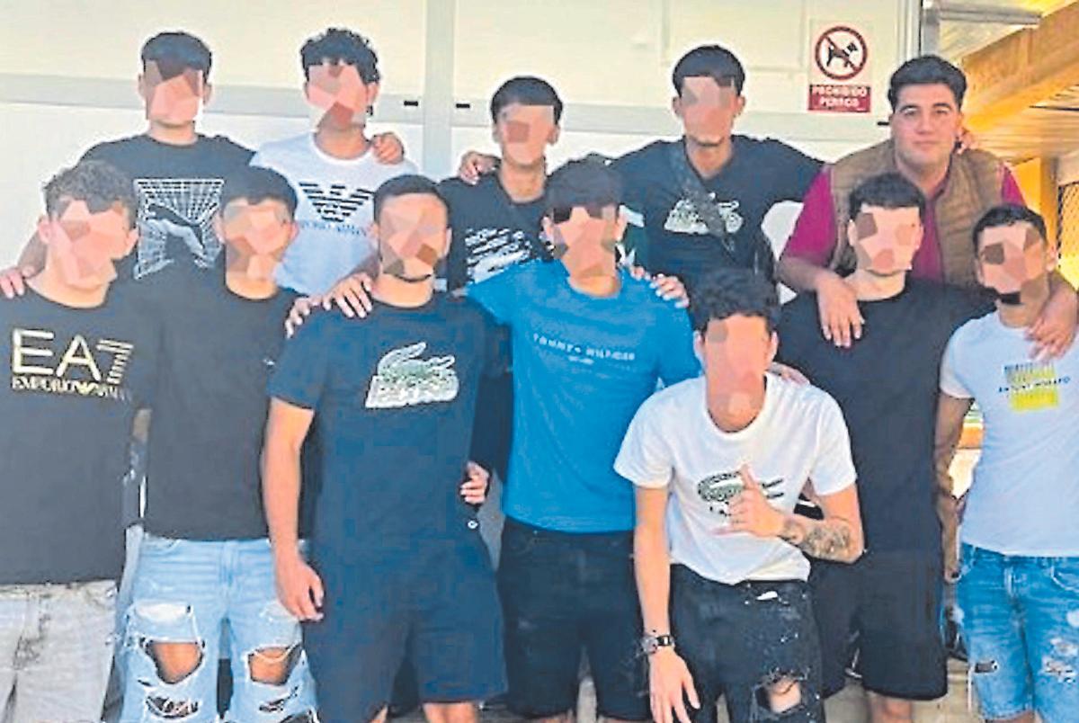 Kenneth V. V., primero en el margen superior y derecha, junto a un grupo de sus futbolistas representados.