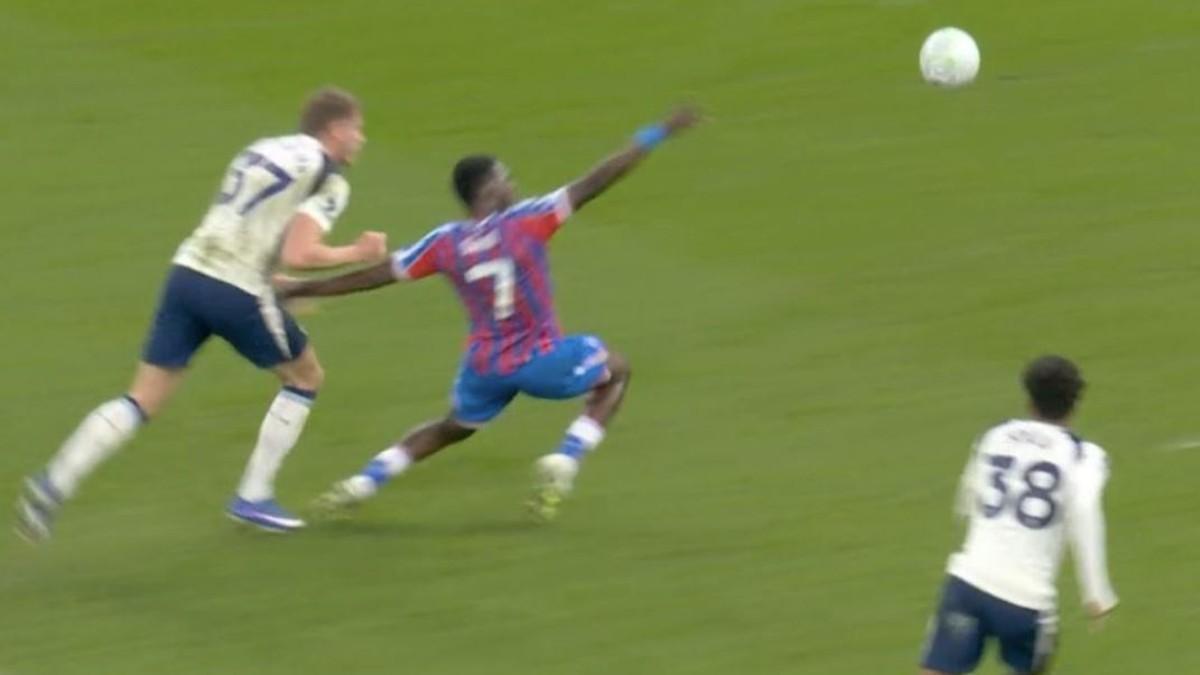 Cruce de cables del central deseado por el Barça