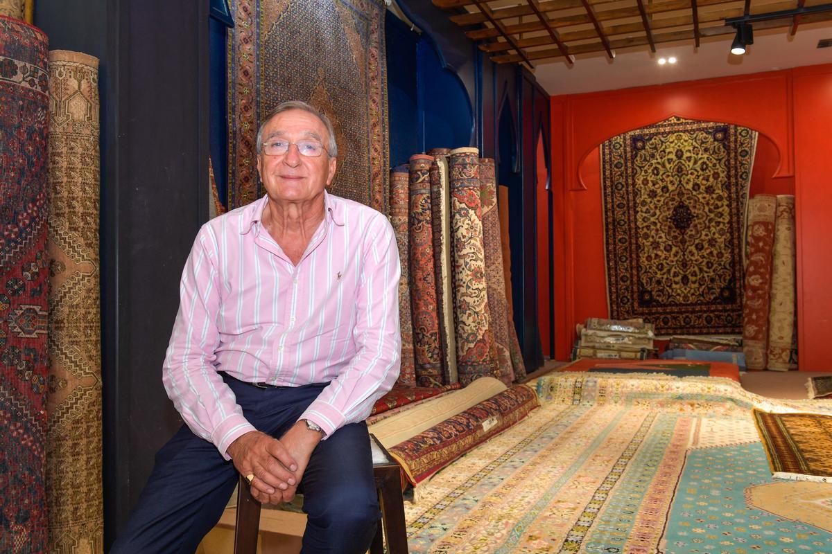 Farzad Taheri posando, sonriente, en su antiguo local de Las Palmas de Gran Canaria.