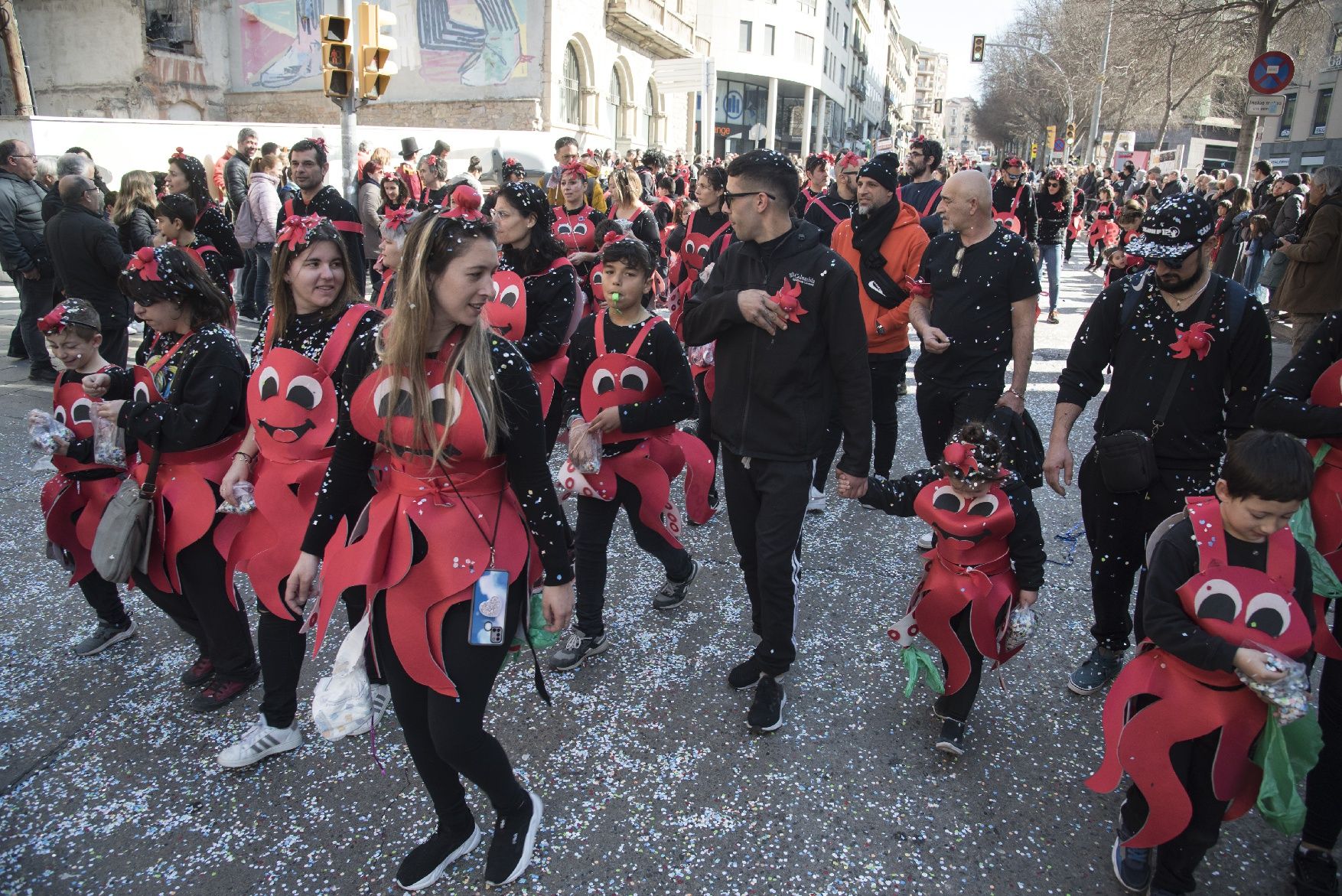 El Carnaval de Manresa recupera la seva màxima esplendor amb una marea d’infants