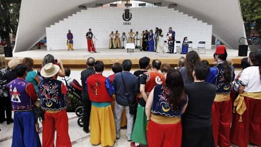 La concha de la Plaza Castelar fue el escenario de una boda festera antes del Desfile Infantil.