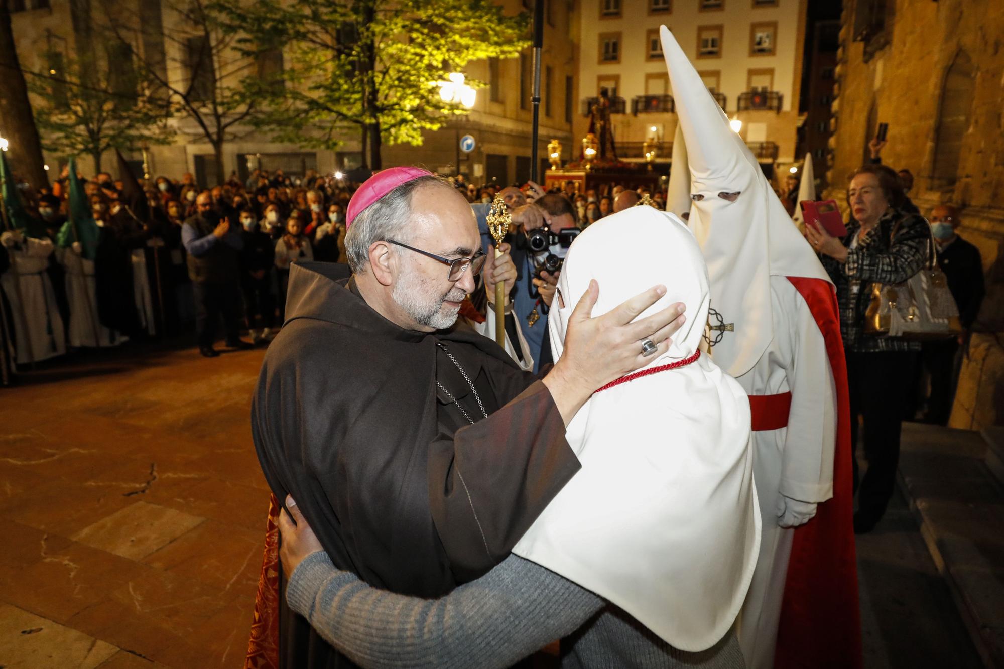 EN IMÁGENES: La imagen de Jesús Cautivo vuelve a recorrer las calles de Oviedo