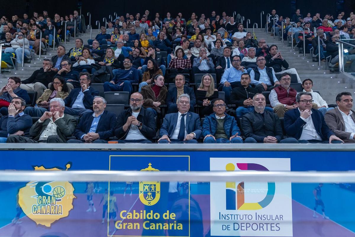 Miguel Ángel Ramírez no se perdió ni un detalle del encuentro de ayer entre el Guaguas y el Perugia, en el palco del Arena, junto al resto de autoridades y el propio Juan Ruiz.