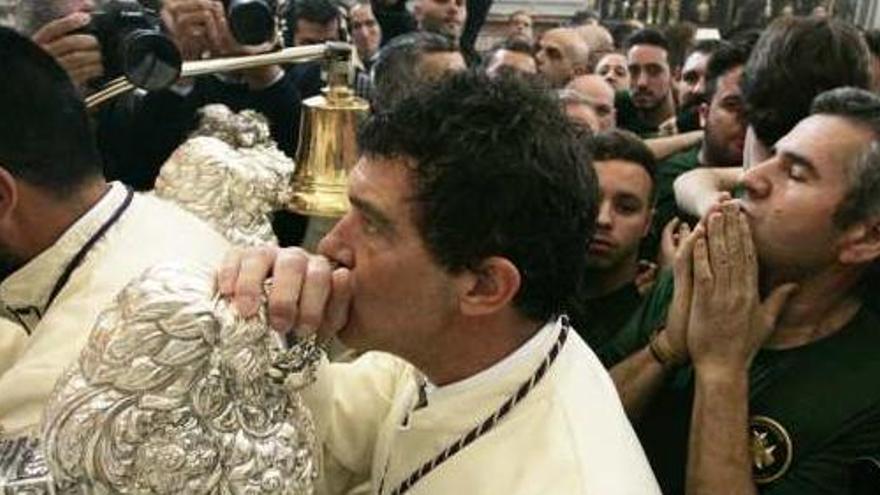 Antonio Banderas antes de salir en procesión.