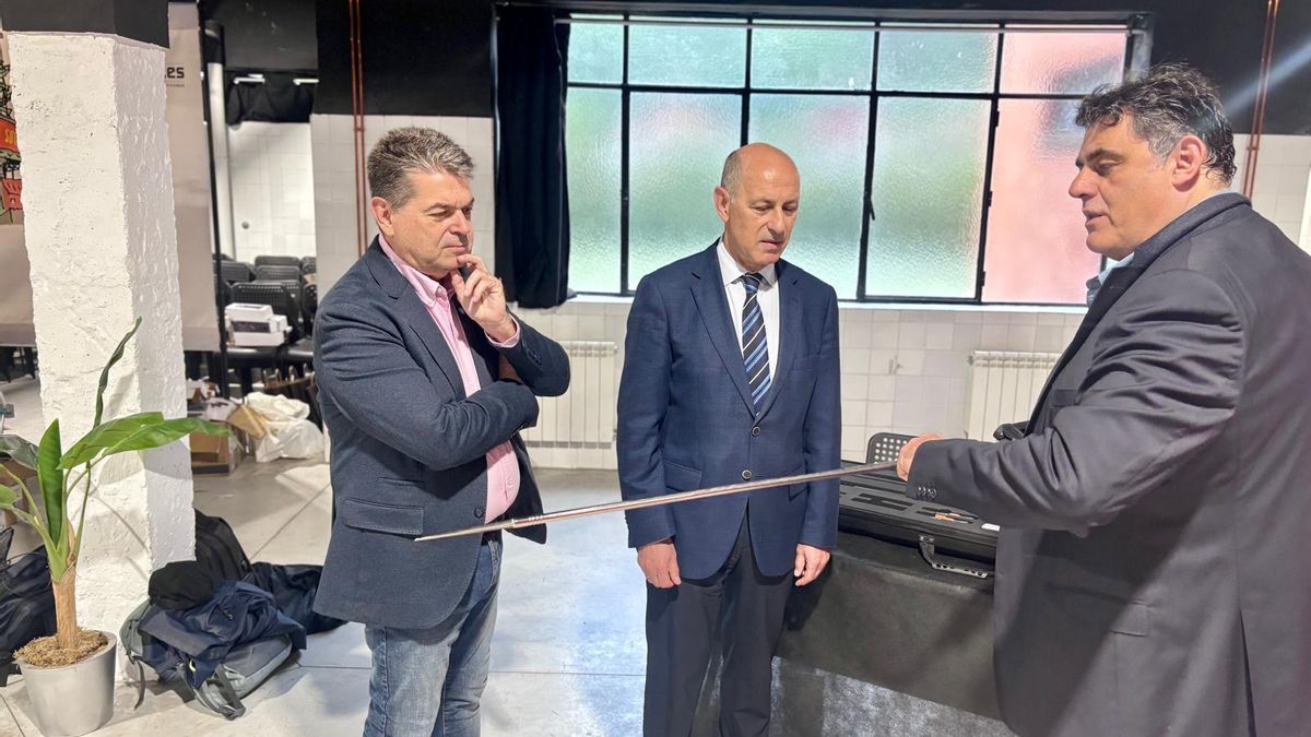 José Ramón Martín Ardines, a la izquierda, y Juan José Fernández, observan un dispositivo de control de gases en minas que les muestra Jaime Albuerne