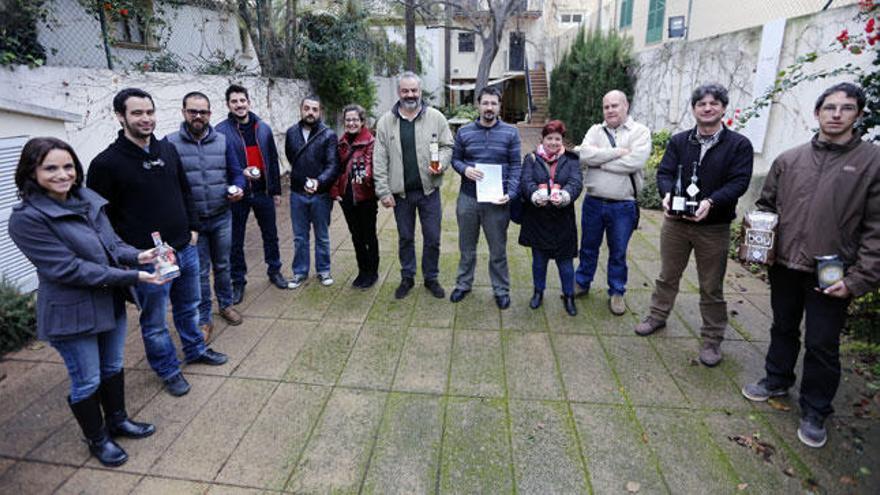 Algunas de las empresas participantes muestran sus productos.