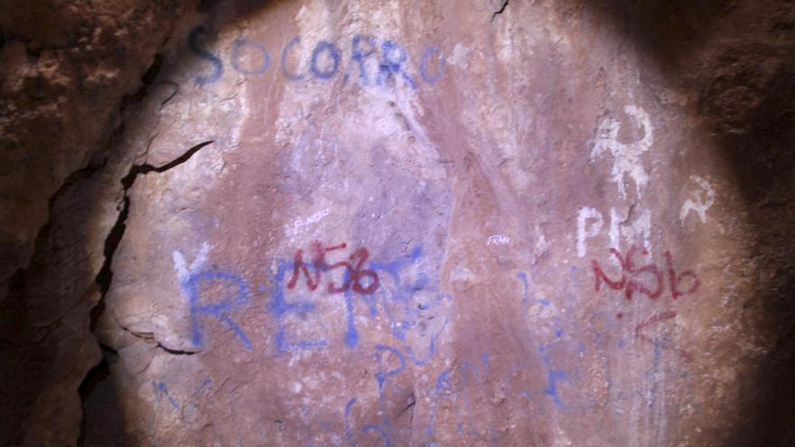 Fotografía de los daños causados en el interior de la Cueva de la Victoria, que han afectado a las pinturas de arte rupestre de esta gruta, declarada bien de interés cultural (BIC) y que no es visitable actualmente.