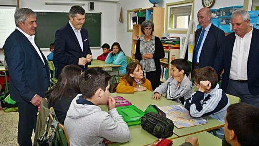 Mandatarios autonómicos y locales, ayer, en la visita al colegio.