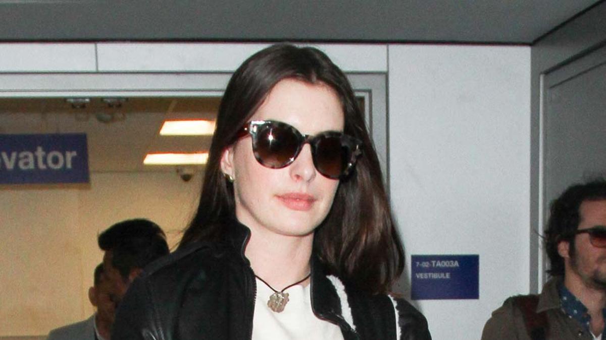 El chándal de terciopelo dorado de Anne Hathaway