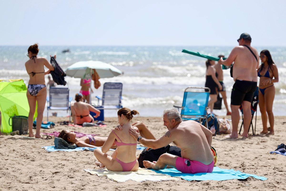 Las playas de València se llenan ante las altas temperaturas