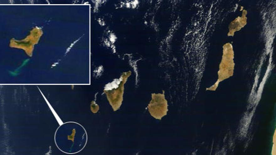 El satélite Terra de la Nasa ha fotografiado la mancha provocada en el Mar de las Calmas por la erupción volcánica que se ha producido en la costa de La Restinga, en El Hierro. La imagen fue tomada a las 12:30 de este jueves hora canaria.