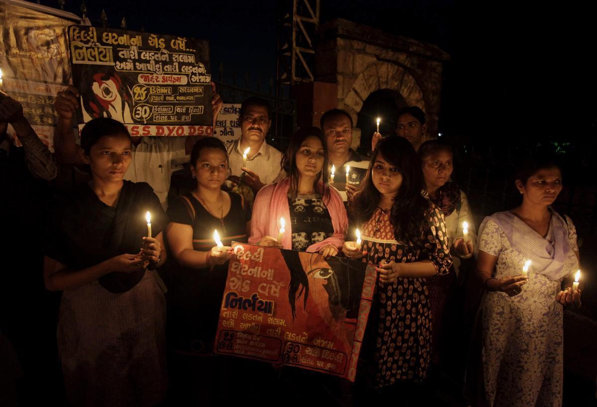 Mujeres en una vigilia contra los casos de violación en Nueva Delhi