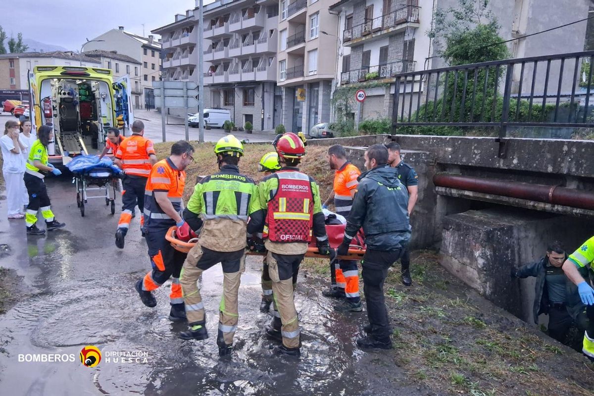 Traslado hasta la ambulancia del joven que se había caído en Bielsa