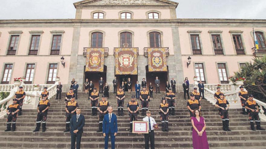 Los 25 voluntarios de Protección Civil reciben la medalla al mérito