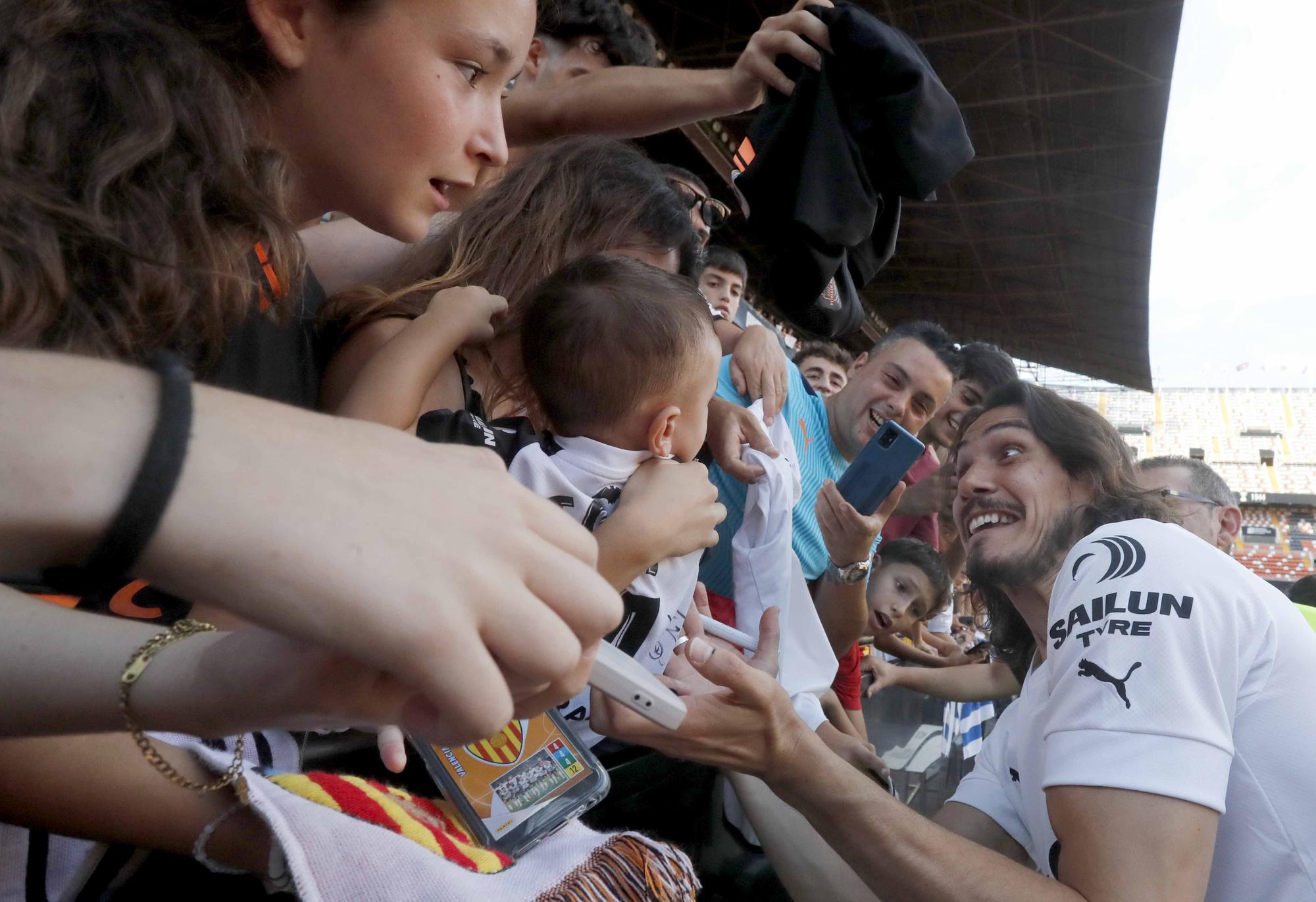 'Cavanimanía': Locura de la afición para dar la bienvenida a los fichajes del Valencia