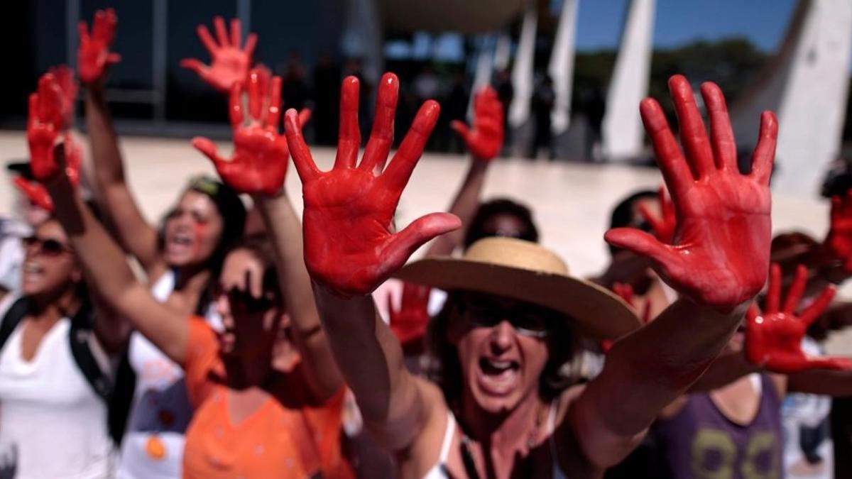 Protesta en Brasilia tras la múltiple violación de la adolescente en Río de Janeiro.