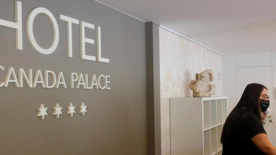 La recepció d&#039;un hotel amb una treballadora atenent el telèfon