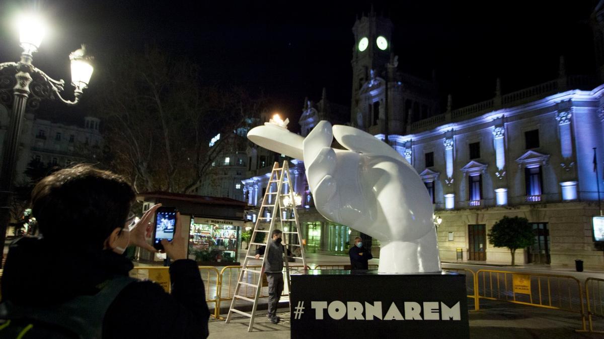 El pebetero de las Fallas se enciende a la hora exacta de la suspensión