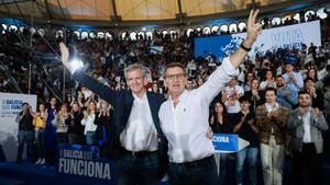 Alfonso Rueda y Alberto Núñez Feijóo, en un mitin en Pontevedra.