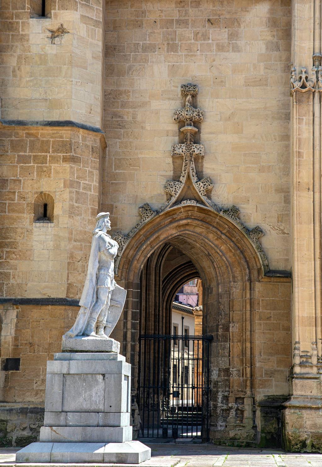 Estatua de Alfonso II el Casto junto a la catedral de Oviedo.