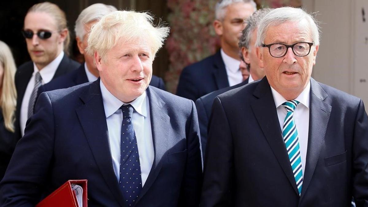 El primer ministro británico, Boris Johnson, y el presidente de la Comisión Europea, Jean-Claude Juncker, este lunes, en Luxemburgo.