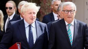 El primer ministro británico, Boris Johnson, y el presidente de la Comisión Europea, Jean-Claude Juncker, este lunes, en Luxemburgo. 