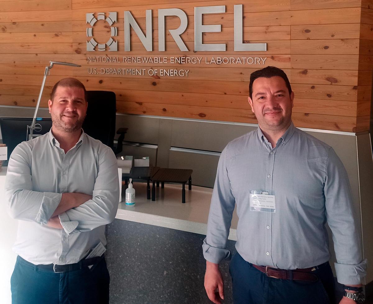 Ángel Martínez y César Martín Montalvo en la sede del Laboratorio Nacional de Energías Renovables que tiene Estados Unidos en la ciudad de Denver.